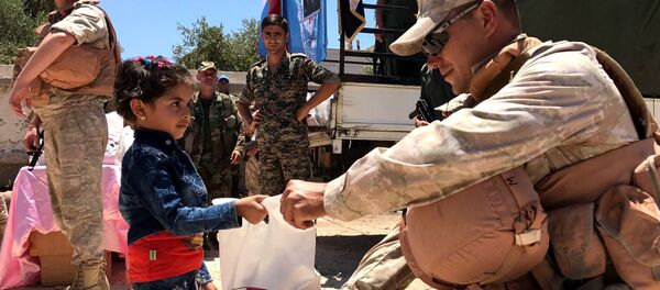 المركز الروسي للتوفيق بين الأطراف السورية يقدم مساعدات الإنسانية  في محافظة القنيطرة، سوريا - سبوتنيك عربي