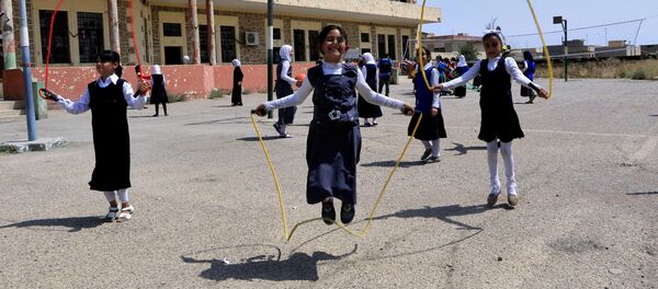 فتيات عراقيات يلعبن في ساحة المدرسة في الموصل، العراق 18 يوليو/ تموز 2017 - سبوتنيك عربي