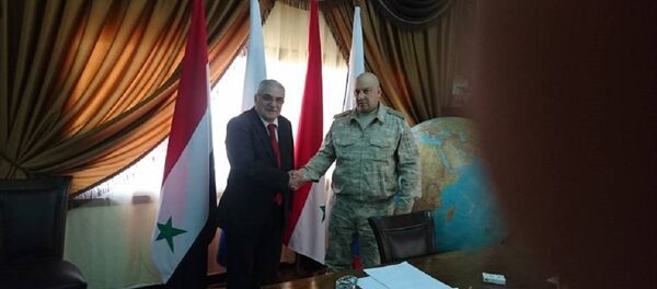 الفريق أول سيرغي سوروفيكين قائد القوات الروسية العاملة بسوريا يستقبل الدكتور اليان مسعد رئيس وفد حميميم إلى مفاوضات جنيف - سبوتنيك عربي