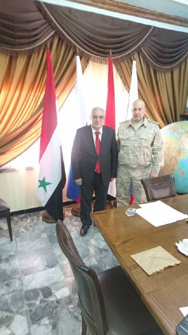  الفريق أول سيرغي سوروفيكين قائد القوات الروسية العاملة بسوريا يستقبل الدكتور اليان مسعد رئيس وفد حميميم إلى مفاوضات جنيف - سبوتنيك عربي