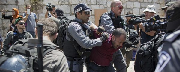 اعتقال قوات الشرطة الإسرائيلية للفلسطينيين خلال مواجهات في البلدة القديمة في القدس، فلسطين 19 يوليو/ تموز 2017 اعتقال قوات الشرطة الإسرائيلية للفلسطينيين خلال مواجهات في البلدة القديمة في القدس، فلسطين 19 يوليو/ تموز 2017 - سبوتنيك عربي