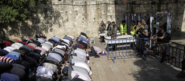 الفلسطينيون يصلون في شوارع القدس القديمة، خارج باحات مسجد الأقصى، القدس، فلسطين يوليو/ تموز 2017 - سبوتنيك عربي