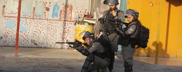 قوات الشرطة الإسرائيلية عند حاجز قلنديا الفاصل بين القدس ورام الله، الضفة الغربية، فلسطين 19 يوليو/ تموز 2017 - سبوتنيك عربي