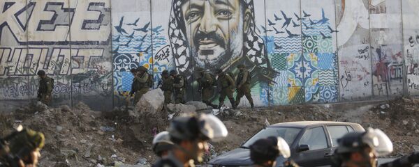 قوات الشرطة الإسرائيلية أثناء مواجهات مع الفلسطينيين عند حاجز قلنديا الفاصل بين القدس ورام الله، الضفة الغربية، فلسطين 19 يوليو/ تموز 2017 - سبوتنيك عربي