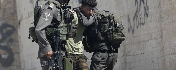 اعتقال قوات الشرطة الإسرائيلية للفلسطينيين خلال مواجهات في دير مشعل بالقرب من رام الله في الضفة الغربية، فلسطين  17 يوليو/ تموز 2017 - سبوتنيك عربي