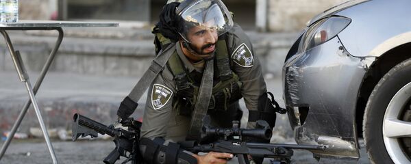 قوات الشرطة الإسرائيلية تطلق النار على المتظاهرين الفلسطينيين في حاجز قلنديا بالقرب من مدينة رام الله، الصفة الغربية، فلسطين، 19 يوليو/ تموز 2017 قوات الشرطة الإسرائيلية تطلق النار على المتظاهرين الفلسطينيين في حاجز قلنديا بالقرب من مدينة رام الله، الصفة الغربية، فلسطين، 19 يوليو/ تموز 2017 - سبوتنيك عربي