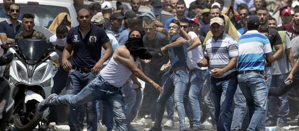 مواجهات بين الفلسطينيين وقوات الأمن الإسرائيلية بعد منع المصلين من أداء صلاة الجمعة، خارج مسجد الأقصى، البلدة القديمة، القدس، الضفة الغربية، فلسطين 21 يوليو/ تموز 2017 - سبوتنيك عربي