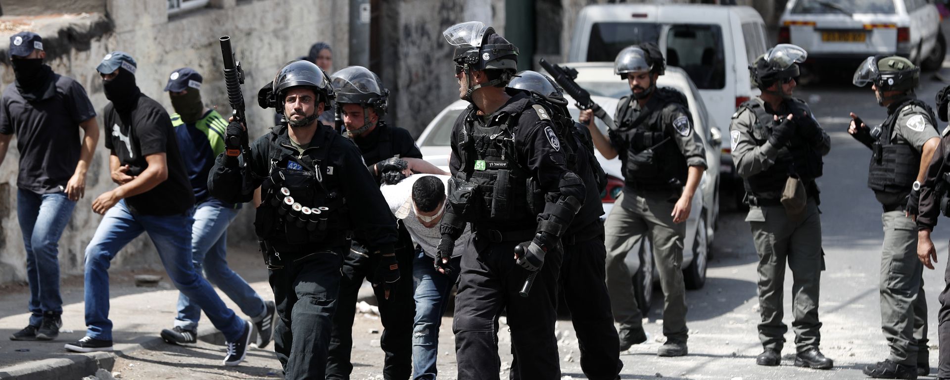 مواجهات بين الفلسطينيين والقوات الإسرائيلية بعد منع المصلين من أداء صلاة الجمعة، خارج مسجد الأقصى، البلدة القديمة، القدس، الضفة الغربية، فلسطين 21 يوليو/ تموز 2017 مواجهات بين الفلسطينيين والقوات الإسرائيلية بعد منع المصلين من أداء صلاة الجمعة، خارج مسجد الأقصى، البلدة القديمة، القدس، الضفة الغربية، فلسطين 21 يوليو/ تموز 2017 - سبوتنيك عربي, 1920, 29.11.2023