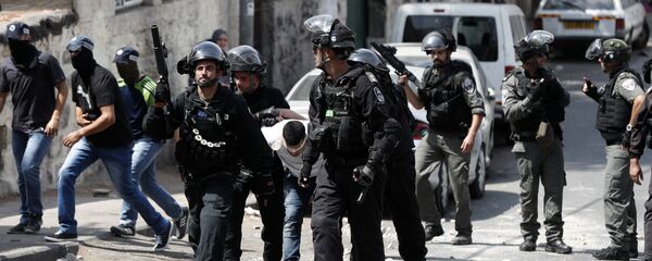 مواجهات بين الفلسطينيين والقوات الإسرائيلية بعد منع المصلين من أداء صلاة الجمعة، خارج مسجد الأقصى، البلدة القديمة، القدس، الضفة الغربية، فلسطين 21 يوليو/ تموز 2017 - سبوتنيك عربي