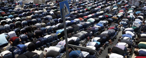  صلاة الجمعة خارج باحات مسجد الأقصى، القدس، فلسطين  21 يوليو/ تموز 2017 - سبوتنيك عربي