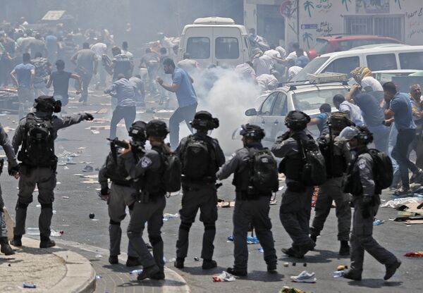 مواجهات بين الفلسطينيين والقوات الإسرائيلية بعد منع المصلين من أداء صلاة الجمعة، خارج مسجد الأقصى، البلدة القديمة، القدس، الضفة الغربية، فلسطين 21 يوليو/ تموز 2017 - سبوتنيك عربي