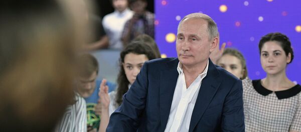 الرئيس الروسي فلاديمير بوتين خلال زيارته إلى مركز سيريوس الرئيس الروسي فلاديمير بوتين خلال زيارته إلى مركز سيريوس - سبوتنيك عربي