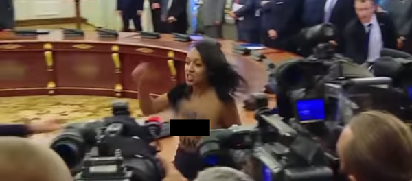 فتاة تخلع ملابسها أمام رئيسي دولتين فتاة تخلع ملابسها أمام رئيسي دولتين - سبوتنيك عربي