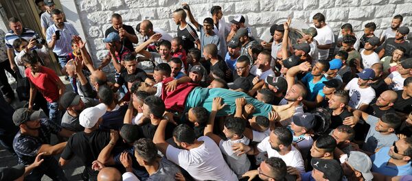 جثة فلسطيني قتل في مواجهات مع القوات الإسرائيلية بالقدس - سبوتنيك عربي