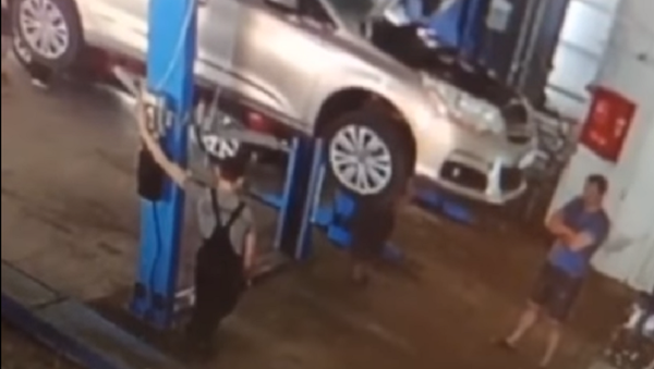 حادث مؤلم في ورشة لتصليح السيارات يودي بحياة عاملين  - سبوتنيك عربي