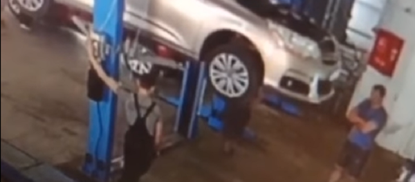 حادث مؤلم في ورشة لتصليح السيارات يودي بحياة عاملين  - سبوتنيك عربي