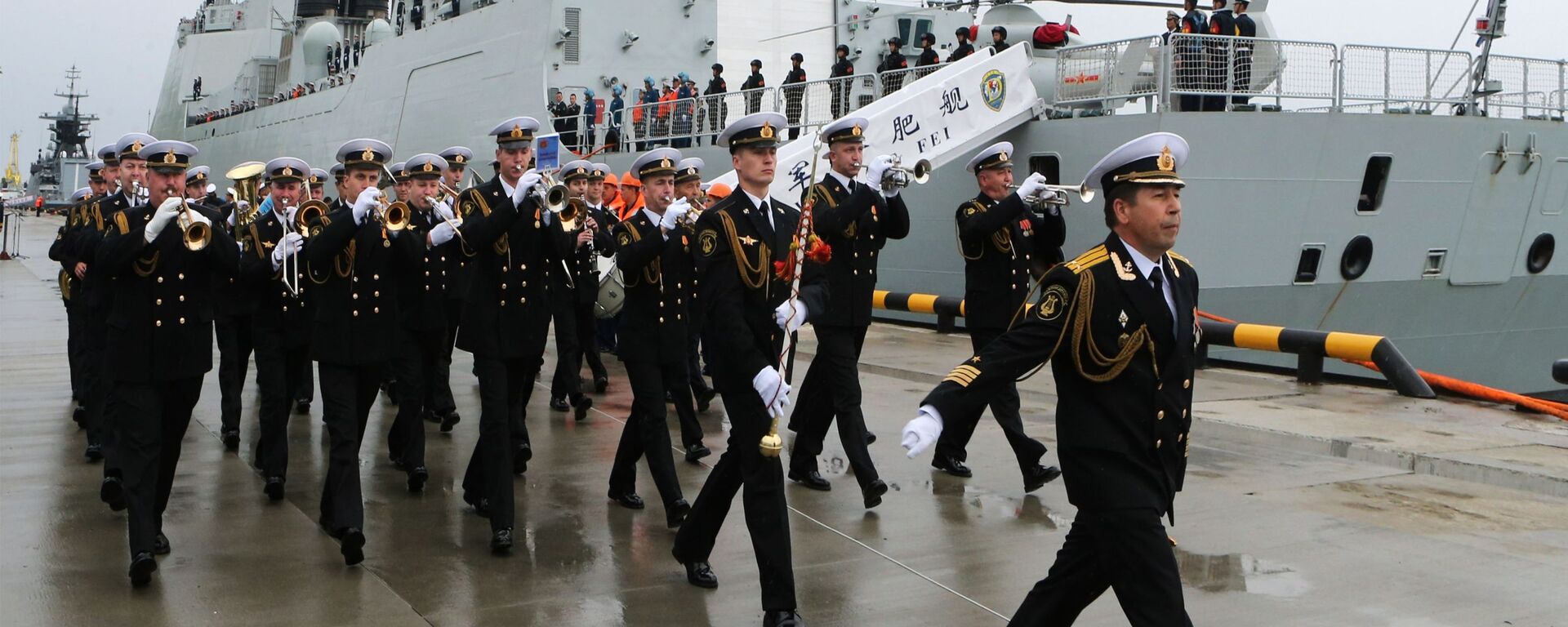 وصول مجموعة من ثلاث سفن تابعة للبحرية الصينية، بقيادة المدمرة هيفي، إلى القاعدة الرئيسية لأسطول بحر البلطيق، ميناء بالطيسك، للمشاركة في المناورات البحرية الروسية الصينية المشتركة التعاون البحري 2017 - سبوتنيك عربي, 1920, 09.03.2025