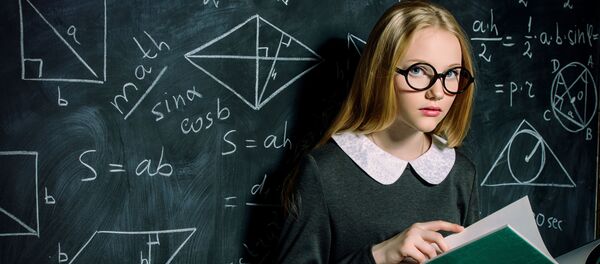 متفوقة حاملة كتاب مدرسي - سبوتنيك عربي