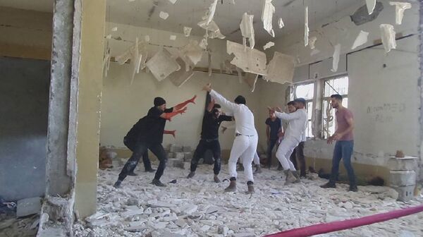 في بيتها المقصوف ..الجميلة تغلب الدواعش وأميرهم  - سبوتنيك عربي