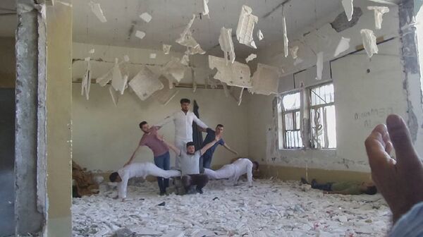 ) في بيتها المقصوف ..الجميلة تغلب الدواعش وأميرهم  - سبوتنيك عربي