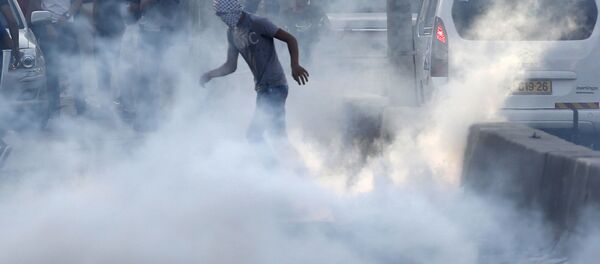 غضب الأقصى - مواجهات واشتباكات عند حاجز قلنديا الفاصل بين مدينة القدس ومدينة رام الله، الضفة الغربية، فلسطين - سبوتنيك عربي