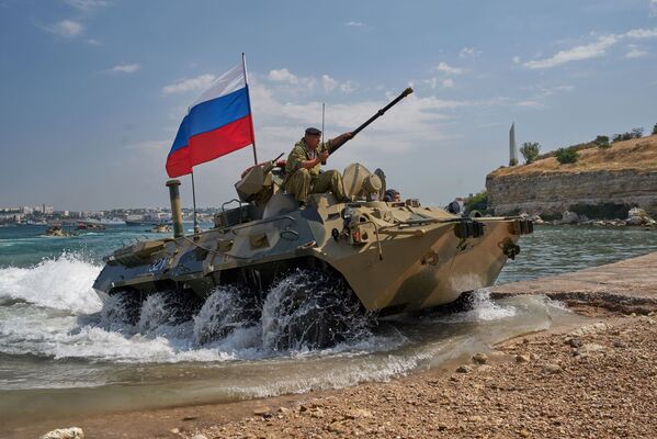 الدبابة بي تي ار 82أ خلال التدريبات في بروفة العرض العسكري المخصص ليوم البحرية الروسية في سيفاستوبل، روسيا - سبوتنيك عربي