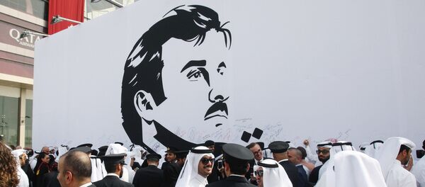 قطريون يتحمعون أمام صورة مجسمة لأمير قطر - سبوتنيك عربي