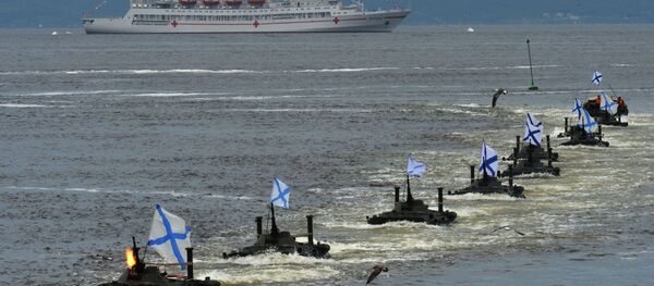 قوات الإنزال البحري والمركبات الهجومية البرمائية بي تي ار-80 خلال مشاركتهم في مراسم الاحتفال بيوم البحرية الروسية في فلاديفوستوك، روسيا - سبوتنيك عربي