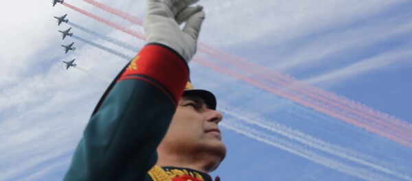 موسيقار لفرقة موسيقية عسكرية على خلفية طائرات حربية روسية ترسم ألوان علم روسيا في سماء مدينة سان بطرسبورغ، روسيا - سبوتنيك عربي