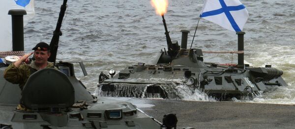 إنزال كتيبة قوات المركبات الهجومية البرمائية بي تي ىر-80 (BTR-80)، والتي تشارك في العرض العسكري البحري بمناسبة يوم القوات البحرية الروسية في فلاديفوستوك، روسيا - سبوتنيك عربي