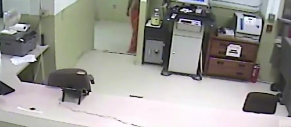 مجرم يحاول الفرار من السجن ويعتدي على حارسين في الولايات المتحدة - سبوتنيك عربي