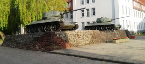 تمثال لمحرري بولندا من الاحتلال الألماني من جنود الجيش الأحمر تمثال لمحرري بولندا من الاحتلال الألماني من جنود الجيش الأحمر - سبوتنيك عربي