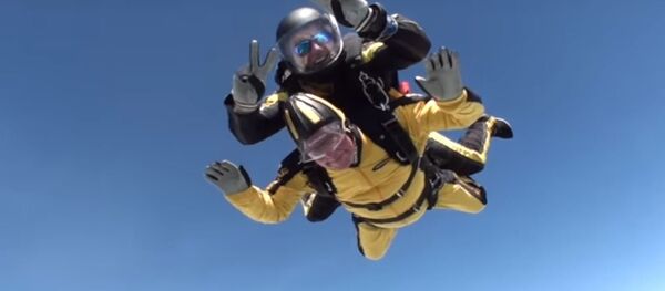 عجوز يقفز بالمظلة عجوز يقفز بالمظلة - سبوتنيك عربي