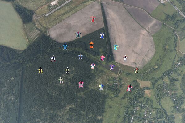 الرياضيات الروسيات يسجلن رقما قياسيا في فئة الطيران بالزي المجنح في العالم - سبوتنيك عربي