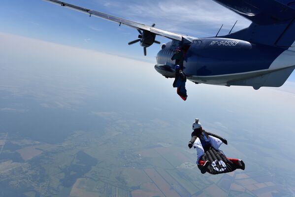 الرياضيات الروسيات لحظة القفز من الطائرة للطيران بالزي المجنح - سبوتنيك عربي