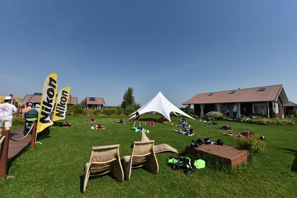 الروسيات خلال الاستعداد للقفز من الطائرة للطيران بالزي المجنح - سبوتنيك عربي