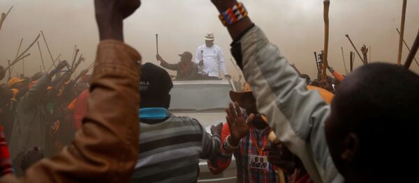 زعيم المعارضة الكينية رايلا أودينغا، المرشح للرئاسة كينيا، من حزب التحالف الوطني، محاط بأنصار جماعة ماساي، لدى وصوله لمركز صناديق الاقتراع فى سوسوا، بكينيا 2 أغسطس/ آب 2017. - سبوتنيك عربي