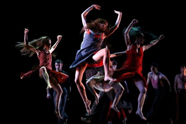 راقصون يشاركون في مهرجان مصممي الرقصات في مسرح سانتياغو البلدي في سانتياغو، تشيلي 28 يوليو/ تموز 2017 - سبوتنيك عربي