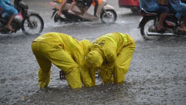 العاملون على شوارع فيتنام، بعد العاصفة الاستوائية تالاس - سبوتنيك عربي