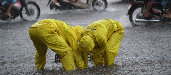العاملون على شوارع فيتنام، بعد العاصفة الاستوائية تالاس - سبوتنيك عربي