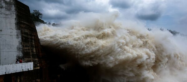 تدفق المياه في توليد الطاقة الكهرمائية في فيتنام بعد الإعصار - سبوتنيك عربي
