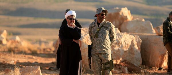 شيخ يقف إلى جوار جندي من حزب الله في جرود عرسال - سبوتنيك عربي