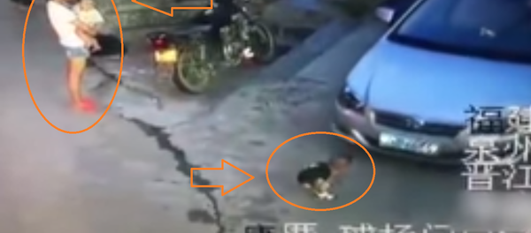 سيدة ترفض إنقاذ طفل من حادث سيارة - سبوتنيك عربي