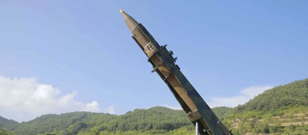 الزعيم الكوري الشمالي كيم جونغ أون يتفقد صواريخ هفاستون - 14 قبل الاختبارات - سبوتنيك عربي