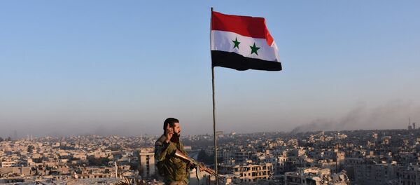 جندي من الجيش السوري في مدينة حلب - سبوتنيك عربي