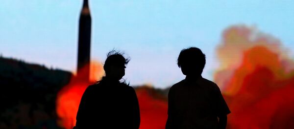 شاشة تعرض صواريخ كوريا الشمالية في طوكيو - سبوتنيك عربي