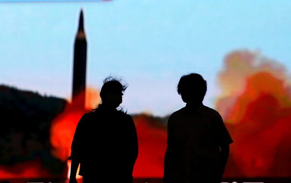 شاشة تعرض صواريخ كوريا الشمالية في طوكيو - سبوتنيك عربي