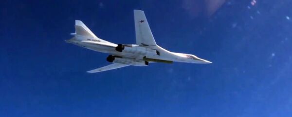 قاذفة القنابل والصواريخ  الاستراتيجية تو-160 التابعة للقوات الجوية الفضائية الروسية خلال شن غارات على مواقع تابعة لتنظيم داعش الإرهابي في سوريا - سبوتنيك عربي