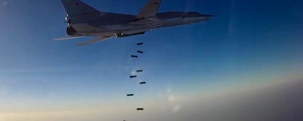 قاذفة القنابل والصواريخ الإستراتيجية تو-22إم3 خلال ضرب مواقع تابعة لتنظيم داعش الإرهابي في حلب ودير الزور وإدلب في سوريا - سبوتنيك عربي