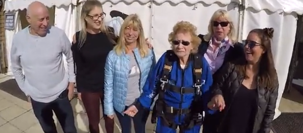 شاهد ما فعلته هذه السيدة لجمع التبرعات - سبوتنيك عربي